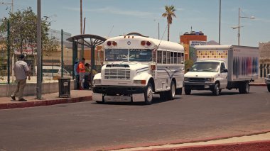 Cabo San Lucas, Meksika - 15 Mayıs 2019: Uluslararası otobüs. Otobüs ulaşımlı sokak yolu. Kamu otobüsleri. Toplu taşıma yolda. Şehir otobusu. Şehir otobüsü, köşe manzarası.