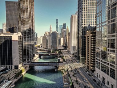 Chicago, ABD - 08 Ekim 2024: Gökdelen mimarisi. Şehir manzarası. Gökdelen binalı şehir manzarası. Şehir merkezi mimarisi ve nehri. Chicago Nehri köprüleri. Chicago şehir merkezi..