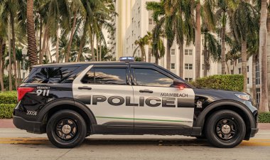 Miami, Florida, ABD - 18 Kasım 2024: Ford Interceptor. Polis arabası dışarıda. Acil 911 servisi. 911 'in acil durum aracı. Polis arabası Ford Interceptor Miami 'de, yan görüş.