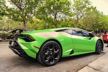 Miami Beach, Florida USA - 9 Haziran 2024 Lamborghini Huracan Tecnica Green Miami plajında. Lamborghini lüks bir İtalyan otomobil üreticisi.