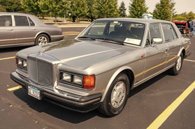 Chicago, Illinois, ABD - 08 Eylül 2024: Bentley 8 klasik araç, arka görüş. Klasik bir araba. Klasik Bentley 8 arabası. Chicago 'da Bentley Sekiz