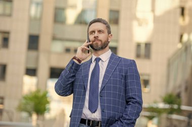 Sosyal ağ. Ofis binasında telefonu olan İspanyol bir iş adamı. Telefon kullanan bir iş adamı. Şehirdeki yönetmen telefon görüşmesi. İş adamı telefonda konuşuyor. İş adamı ön ofiste..