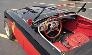 Chicago, Illinois, ABD - 08 Eylül, 2024: 1962 Austin Healey 100-4 BN-12 koltuklu üstü açılabilir araba, köşe manzaralı. Retro araba. Retro Austin Healey 100 BN1 arabası. Chicago 'dan Austin Healey