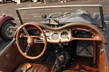 Chicago, Illinois, ABD - 08 Eylül 2024: MG TF spor araba üstü açık 1955 model, köşe manzaralı. Retro spor araba. Üstü açık MG TF araba. Chicago 'da MG TF siyah rengi