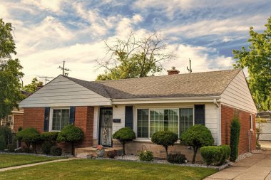 Banliyöde özel konutları var. Banliyö mahallesi. Özel aile mimarisi. Evin dış tarafı. Banliyö bölgesinde özel bir ev. Banliyö ev mimarisi. Özel mülkiyet.