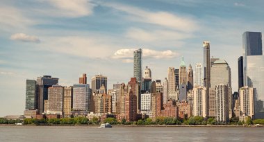 Hudson River, New York 'tan Manhattan manzarası. ABD, New York, Manhattan. Aşağı Manhattan silueti. New York, Birleşik Devletler. Manhattan 'da New York şehrinin silüeti.