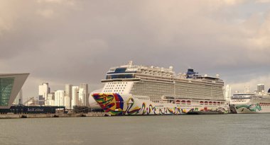 Miami, Florida, ABD - 03 Kasım 2024: Norveç ve Norveç Yeşim taşı. Gemi seyahati. Yaz tatilinde gemi turu. Gemi seyahati ve deniz seyahati. Lüks yolcu gemisi.