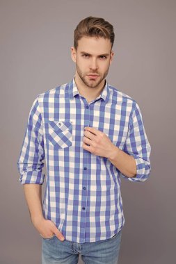 Sıradan bir adam. Adamın şık bir saç kesimi var. Moda saç stili olan bir adam. Sıradan bir erkek portresi. Milenyum portresi. Genç milenyum adamı Griler 'de izole edilmiş. Şık bir erkek portresi. Sıradan şıklık..