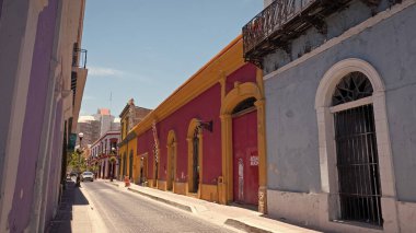 Mazatlan, Meksika - 14 Mayıs 2019: Renkli binalı tarihi cadde. Turistik cadde ve mimari. Eski şehrin tarihi mimari binası. Seyahat güzergahı. Turistik seyahat noktası.