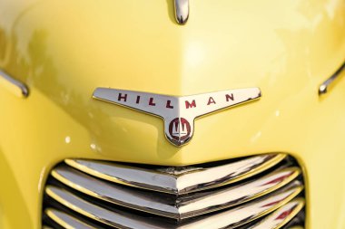 Chicago, Illinois, ABD - 08 Eylül 2024: Hillman Minx üstü açılabilir araç, ön görüş. Retro sarı araba. Retro Hillman Minx arabası. Chicago 'dan Hillman Minx