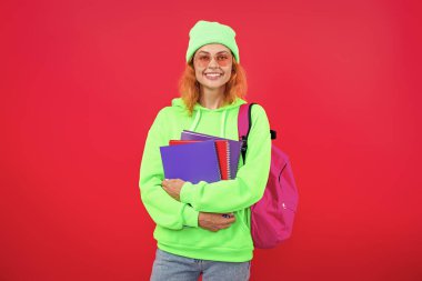 Bilgi ve eğitim. Okul eğitimi. Öğrenci hayatı. Üniversitedeki kız öğrenci. Okula dönelim. Bilgi toplama günü. Üniversitede eğitim. Pembe üzerine izole edilmiş genç bir kız. 1 Eylül. Sınıf projesi.