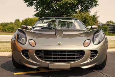 Chicago, Illinois, ABD - 08 Eylül 2024: 2005 Lotus Elise spor arabası, ön görüş. Gri metalik spor yara izi. Modern Lotus Elise arabası. Lotus Elise Chicago 'da
