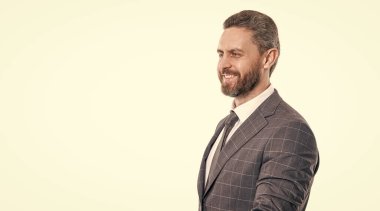 Görevde başarılı bir işadamı lideri. Hırs ve güven. İşadamı patron. Liderlik kavramı. Takım elbiseli bir iş adamı. Büyük patron. İş başarısı ve liderlik. Genel perspektif.