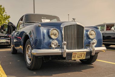 Chicago, Illinois, ABD - 08 Eylül 2024: Bentley S2 Continental retro araç, köşe görüş. Retro araba. Klasik Bentley S2 Continental araba. Chicago 'da Bentley S2 Continental
