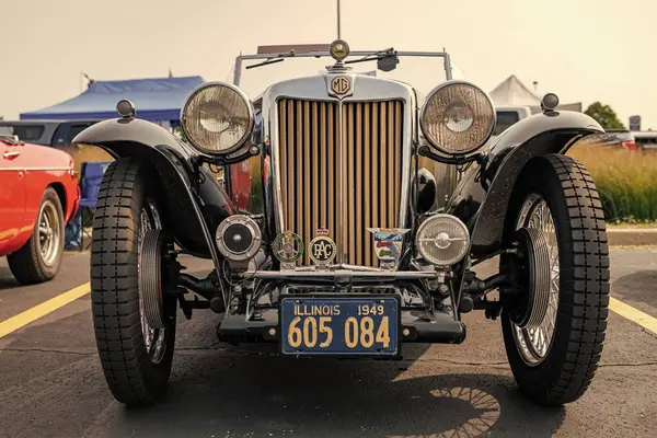 Chicago, Illinois, ABD - 08 Eylül 2024: MG TA spor yarış arabası 1938 üstü açılır araç, ön görüş. Retro spor araba. Üstü açık MG TA araba. Chicago 'da MG TA