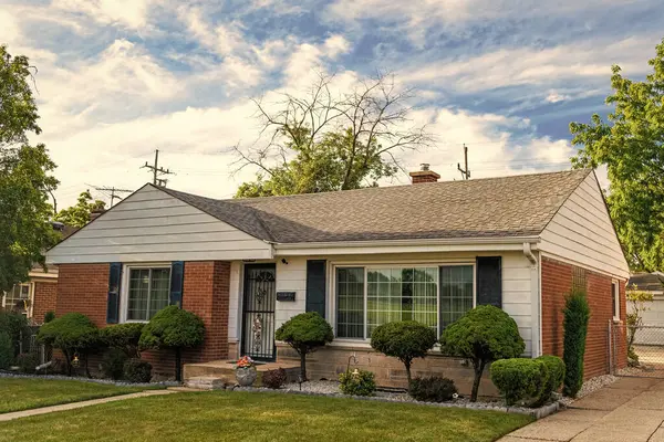 Banliyöde özel konutları var. Banliyö mahallesi. Özel aile mimarisi. Evin dış tarafı. Banliyö bölgesinde özel bir ev. Banliyö ev mimarisi. Özel mülkiyet.