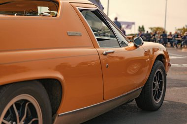 Chicago, Illinois, ABD - 08 Eylül 2024: retro 1969 Lotus Europa çift kameralı spor araba, köşe manzaralı. turuncu spor araba. 1969 model Lotus Europa arabası. Klasik 1969 Lotus Europa Chicago 'da