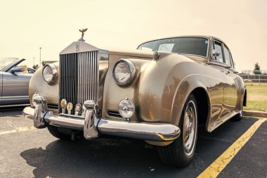 Chicago, Illinois, ABD - 08 Eylül 2024 Rolls Royce Silver Cloud III, köşe manzaralı araç. Eski model bir araba. Rolls Royce Gümüş Bulut arabası. Chicago 'da Rolls Royce Gümüş Bulut