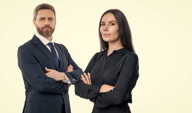 Ortaklık kavramı. Ortak takımı. Başarılı ortaklık. İş ekibi başarısı. İş ortağı beyazla izole edilmiş. Takım elbiseli iki iş adamı. İş ekibi çalışması ve işbirliği. erkek meslektaşım.