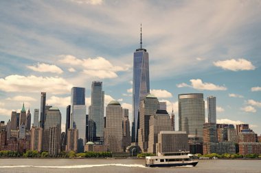 Jersey 'den New York. Manhattan güzel silueti, New York, Birleşik Devletler. Manhattan 'ın ortasındaki New York şehrinin gökyüzü manzarası. ABD, New York, New York, Manhattan. New York gökdelenleri