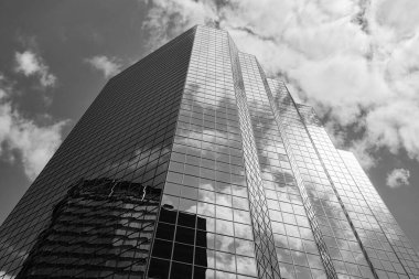 Metropolis City 'deki gökdelen. Şehir merkezinde gökdelen manzaralı. Bakış açısı. Gökdelen mimarisi. Camsı yüzlü bir gökdelen. Modern şehir perspektifi. Gökyüzü yansıtılıyor.