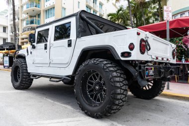Miami, Florida, ABD - 14 Temmuz 2025: 1993 General Hummer SUV arabası. Lüks SUV AM General Hummer. Car AM General Hummer dışarıda park halinde. Beyaz araba, köşe manzaralı.