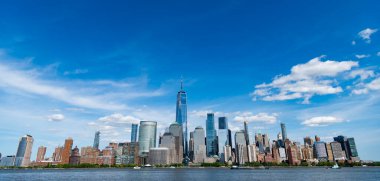 New Jersey 'den New York. Manhattan güzel silueti, New York, Birleşik Devletler. Manhattan 'ın ortasındaki New York şehrinin gökyüzü manzarası. ABD, New York, New York, Manhattan. New York gökdelenleri