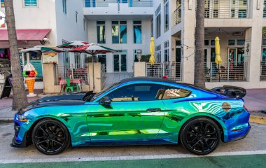 Miami, Florida, ABD - 29 Ocak 2025: Ford Mustang Shelby GT500 krom holografik ayarlı araba. Lüks araba Ford Shelby GT500. Araba Ford Shelby GT500 açık havada park edilmiş. Mavi araba, yan görüş..