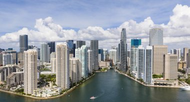 Brickell gökdelenlerinin insansız hava aracı görüntüsü. Miami şehir merkezinden Brickell şehri. Panoramik Miami Brickell silueti kıyı şeridinin üzerinde. Miami 'deki Brickell Key hava görüntüsü. Miami 'nin manzarası