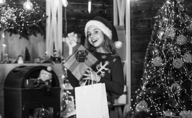 Mevsimlik satış. Tatil alışverişi tasarrufu. Dekor al. Alışveriş torbalı küçük bir kız. Mutluluk ve neşe. Yetenekli küçük kız. Alışveriş merkezi konsepti. Heyecanlı çocuk. İndirim ve indirim. Kış alışverişi.