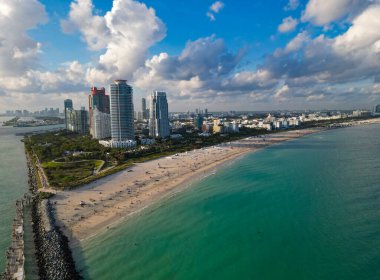Lüks gökdelenleri ve okyanusları olan Miami şehri. Miamis 'in ünlü ufuk çizgisinin panoramik görüntüsü. Yukarıdan Miami Sahili. Miami silueti tepeden. Miami, Florida 'nın havadan manzarası