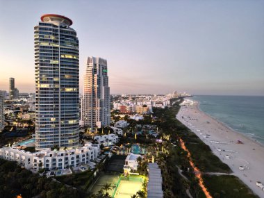 Miami Beach silueti. Miami yukarıdan. Miamis 'in ünlü simgeleri. Gökdelenleri olan South Pointe plajı. Miami şehri panoraması. Miami ufuk çizgisi ve okyanus. Güney Florida. Güney Sahili