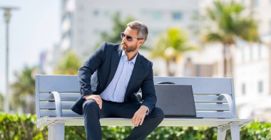 İş adamı. Başarılı bir iş. İş adamı dışarıda evrak çantasıyla bankta rahatlar. Takım elbiseli bir iş adamı. Olgun İspanyol iş adamı. Çantası olan bir iş adamı. Mesleki meslek.