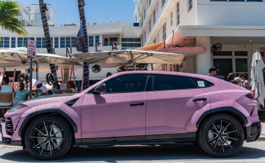 Miami, Florida, ABD - 26 Temmuz 2025 Lamborghini Urus lüks SUV, pırıl pırıl pırıl pırıl pırıl pırıl ayar. Lüks mor renkli Lamborghini Urus. Lamborghini Urus 'un arabası dışarı park edilmiş..