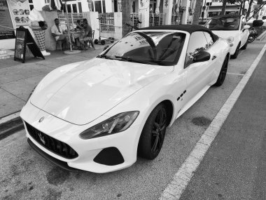 Miami Beach, Florida USA - 6 Haziran 2024: 2018 Maserati GranTurismo White Miami plajında. Maserati GranTurismo okyanus yolculuğunda.