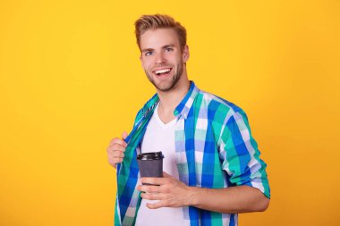 Sıcak bir sabah. Evde kahve molası. Millennial Man 'in sarı kahve fincanı var. Sabah kahvesi vakti. Öğrencilerin yaşam tarzı. Espresso içiyorum. Çay içen adam.