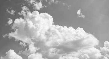 Gökyüzü bulutları. Mavi gökyüzünde hava bulutları. Bulutlu mavi gökyüzü arkaplanı. Gökyüzü Bulutları Duvar Kağıdı