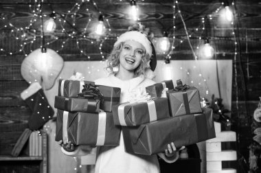 Yılbaşı alışverişinde nasıl tasarruf edileceği hakkında ipuçları veriyor. Sürpriz hazırlıyorum. Mutlu kadın hediye kutularını tutuyor. Ver ve al. Mükemmel bir hediye seç. Burada huzur ve neşe satılıyor. Hediyelik eşya dükkanı. Tatil koşuşturması ve koşuşturması.