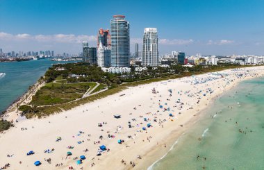 Miami sahil şeridinin hava manzarası. Miami Beach 'te gökdelenler ve gökdelenler. Yaz Miamis titreşimleri. Miami Sahili 'nin panoramik manzarası. Gündüz Miami silueti