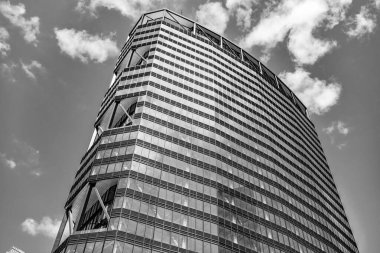 Bakış açısı. Gökdelen mimarisi. Camsı yüzlü bir gökdelen. Modern yüksek binaların şehir perspektifi. Metropolis City 'deki gökdelen. Şehir merkezinde gökdelen manzaralı.