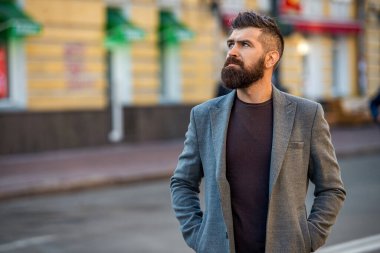 Sakallı adam işe gidiyor. Sokaklarda iş adamıyım. Şehir merkezindeki iş adamı. Tarz sahibi iş adamı caddeden karşıya geçiyor, yaşam tarzı. Şehir tarzı. Şehir sokağı ve şık adam, reklam..