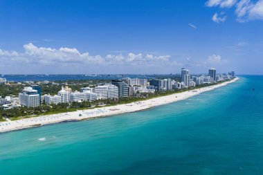 Miami sahil şeridinin hava manzarası. Miami Beach 'te gökdelenler ve gökdelenler. Yaz Miamis titreşimleri. Miami Sahili 'nin panoramik manzarası. Gündüz Miami silueti