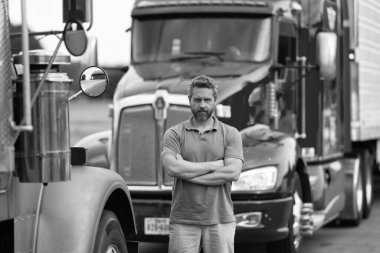 Kamyonetin yanında bir adam var. Kamyon şoförü. Kamyon sahibi. Nakliye araçları. Kamyonetin önünde kendine güvenen İspanyol bir adam var. Yarı kamyon aracı. Kamyon şoförü. Ulaşım endüstrisi.