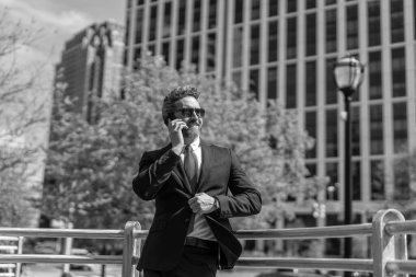 İş adamının dışarıyı araması gerekiyor. Telefon kullanan bir iş adamı. Takım elbiseli bir adam telefonda konuşuyor. Telefonu olan orta yaşlı İspanyol işadamı. İş iletişimi. Ortak iletişim..