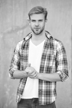 Dışarıdaki yakışıklı genç adam. Kareli gömlek giyen milenyum adamı. Milenyum erkeğinin gündelik tarzı. Sıradan tişörtlü bir adamın portresi. Tıraşsız adamın zarif portresi. Çabasız bir şekilde şık..