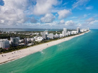 Gökdelenleri ve okyanusları olan Miami şehri. Yukarıdan Miami Sahili. En tepeden Miami silueti