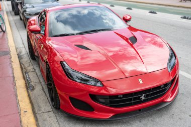 Miami, Florida, ABD - 13 Temmuz 2025: kırmızı spor arabası, ön manzara. Ferrari Portofino Gran Turismo spor araba. Lüks spor araba Ferrari Portofino Gran Turismo. Ferrari Portofino dışarıda park etmiş..