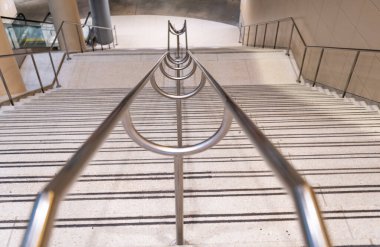 Modern binada merdiven. Mimarlık detayları. Merdiven geçidi mimarisi. Ayrıntılı mimari. Merdivenli geçiş. Aşağı iniyorum. İçerideki merdiven geçidi..