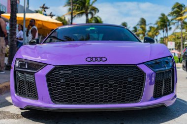 Miami, Florida, ABD - 4 Nisan 2025: Sportscar Audi R8. Araba Audi R8 süper arabası dışarıda park edilmiş. Mor spor araba, ön manzara. Audi R8 2017 spor araba..