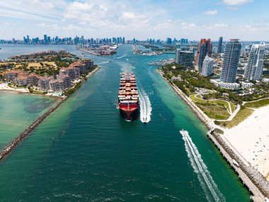 Kargo gemisi denizde, hava manzaralı. Yük konteynırı kargo gemisine yüklendi. Konteynırlı bir hava kargo gemisi. Kargo işi. Konteyner gemisi. Nakliye lojistiği. Ticari nakliye.